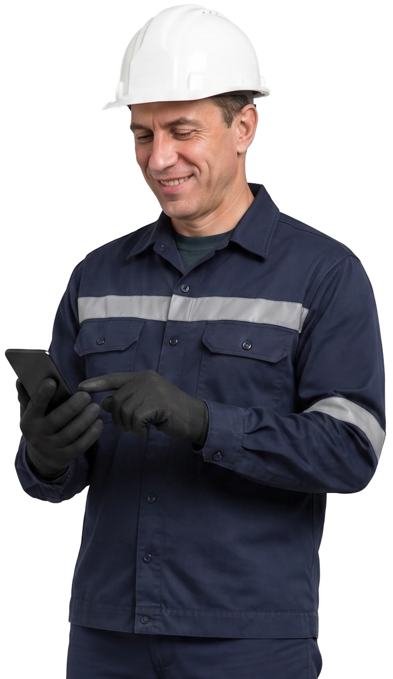 Trabalhador operacional sorrindo enquanto responde ao instrumento pelo celular